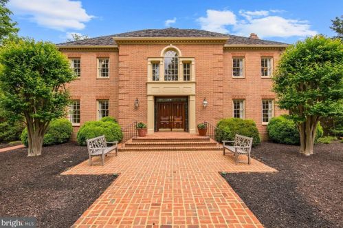 10525 Alloway Dr, Rockville, MD 20854-1662