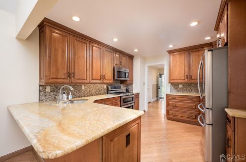 55 Oliver Ave, Edison NJ 08820-3122 exterior