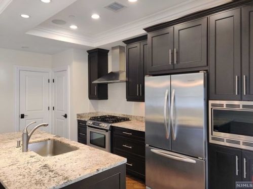 12 Marquis Ct, Edgewater NJ  07020-2900 exterior