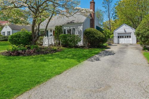 6 Devonshire Pl, Huntington Station NY  11746-1053 exterior