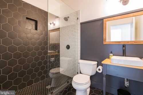 2026 Howard St, Philadelphia PA 19148-3334 exterior