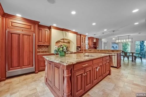 2 Toboggan Rdg Rd, Upper Saddle River NJ 07458-2521 exterior