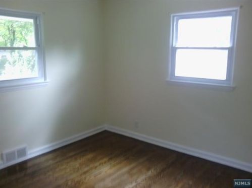 592 Knickerbocker Rd, Cresskill NJ  07626-1023 exterior