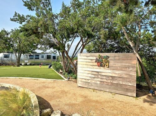 610 Crystal Crk Dr, Austin TX 78746-4728 exterior