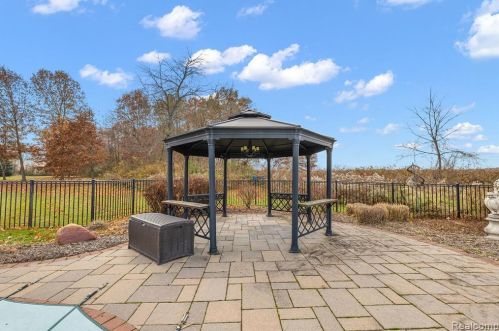 2384 Pebble Crk Dr, Rochester MI 48363-2228 exterior