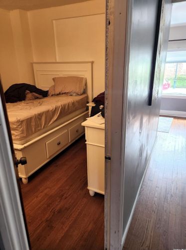 56 Jamaica Ave, Valley Stream NY 11580-6314 exterior