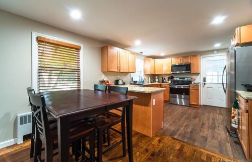 166 Giddings Ave, Windsor CT 06095-3744 exterior