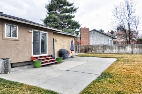 1060 Fallbrook Way, Sandy UT 84094-0719 exterior