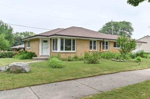 5551 Jerelyn Pl, Milwaukee WI 53219-2275 exterior