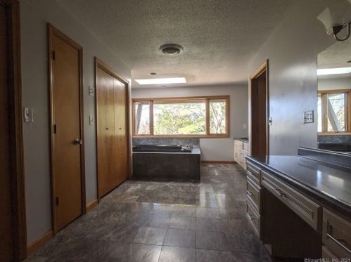 13 Bailey Rd, Enfield CT 06082-4818 exterior