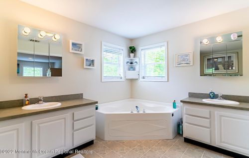 660 Berkeley Ave, Berkeley Township NJ 08721-3703 exterior