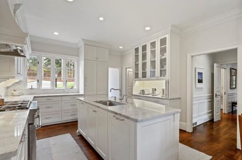 2817 Dover Rd, Atlanta GA 30327-1209 exterior