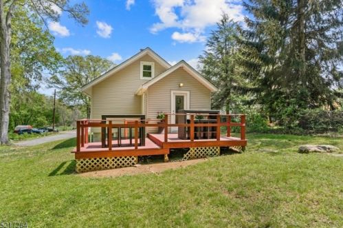 33 Mendes St, Parsippany NJ 07834-1216 exterior