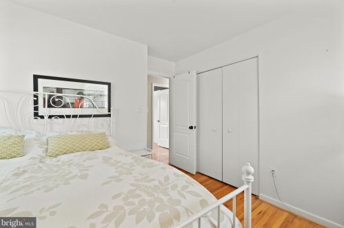 5608 Helmsdale Ln, Alexandria VA 22315-4137 exterior