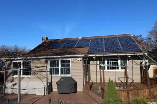 28 Cottonwood Dr, Commack NY 11725-2422 exterior