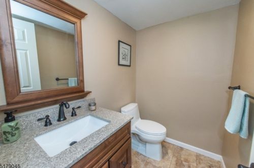 5 Cliffside Way, Andover NJ  07821-5042 exterior