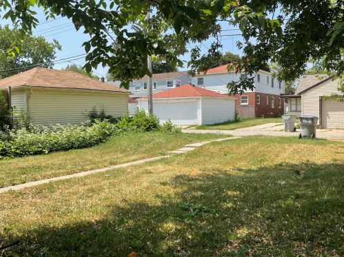 4051 47th St, Milwaukee, WI 53216-1526