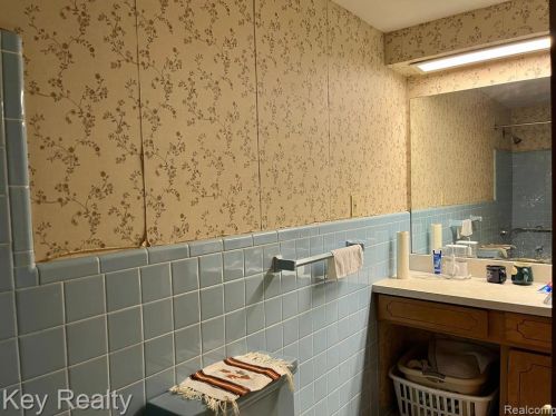 5975 Hubbell St, Dearborn Heights MI 48127-2445 exterior