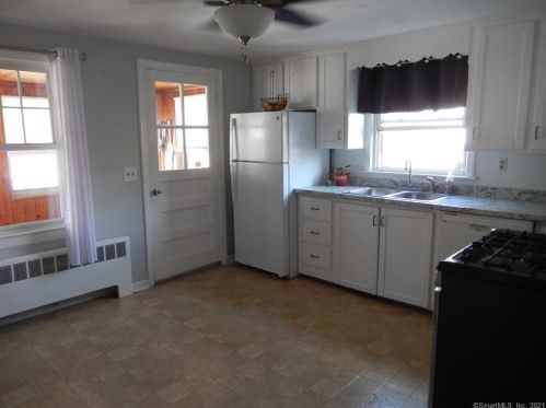 22 Grand St, Enfield CT 06082-4627 exterior