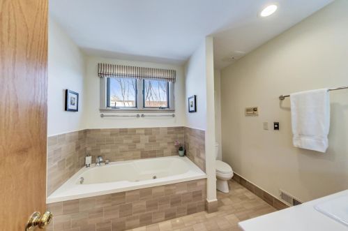 1133 Schubert Ave, Chicago IL 60614-1507 exterior