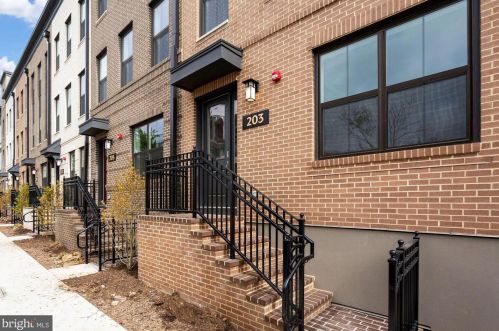 203 Montgomery St, Alexandria VA  22314-1513 exterior