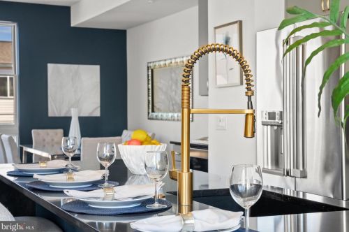 654 13 St, Philadelphia PA 19123-2427 exterior