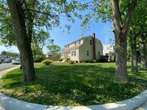 514 17th St, Babylon, NY 11704-2634