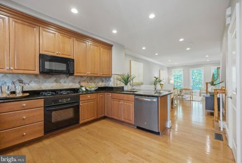 721 Carpenter Rd, Alexandria VA  22314-6227 exterior