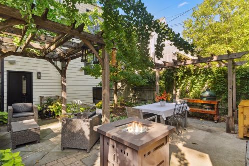 2037 Sawyer Ave, Chicago IL 60647-2703 exterior