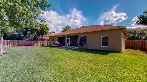 2081 Burlington St, Fort Pierce FL  34984-4350 exterior