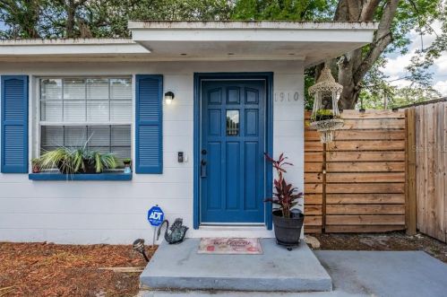 1910 98th Ave, Tampa FL  33612-8354 exterior