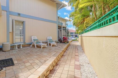 1495 Blue Point Ave, Naples FL 34102-0560 exterior