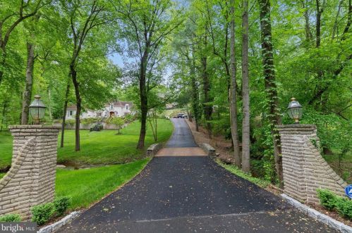 8751 Brook Rd, Mc Lean VA  22102-1507 exterior