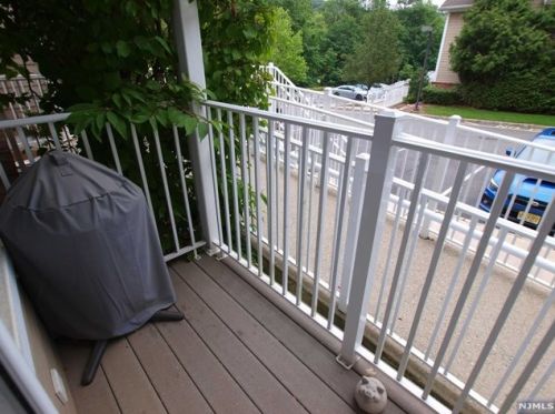 9 Hamburg Tpke, Kinnelon, NJ 07405-1512