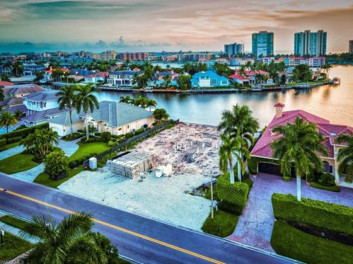 3841 Crayton Rd, Naples FL 34103-3528 exterior