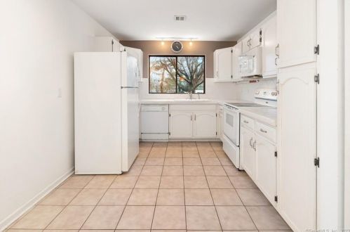 51 Ledgebrook Dr, Norwalk CT 06854-1063 exterior