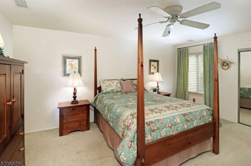 13 Castle Rdg Dr, East Hanover NJ 07936-3558 exterior