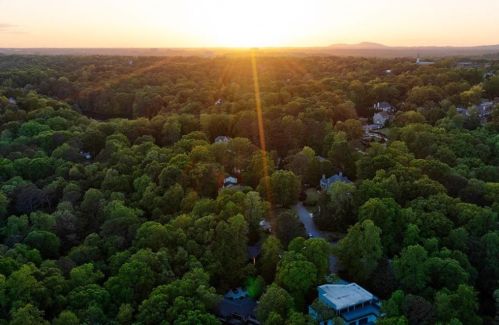 620 Colebrook Ct, Atlanta GA  30327-4710 exterior