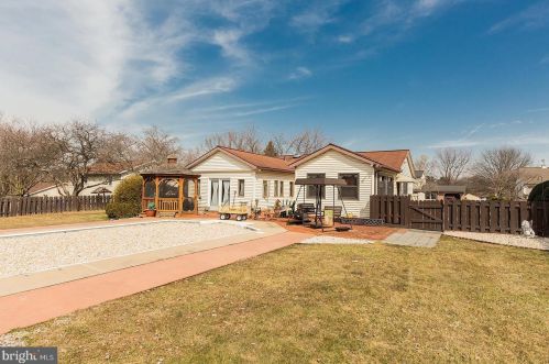 140 Longfellow Dr, Lancaster PA 17602-4048 exterior