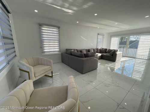 7 Berger Ave, Oakhurst NJ  07755-1702 exterior