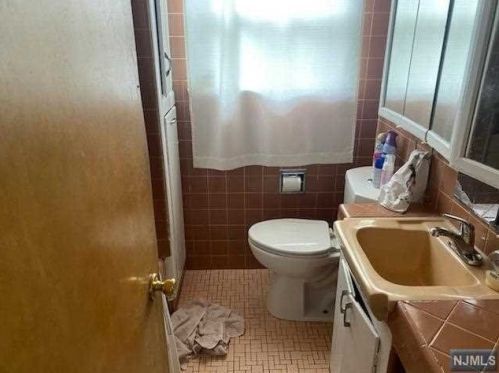 55 Clinton Pl, East Rutherford NJ 07073-1323 exterior