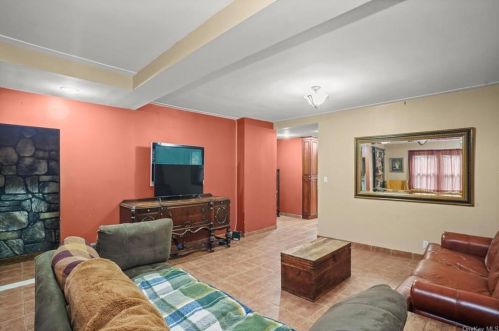 1912 Mulford Ave, Bronx NY 10461-4305 exterior