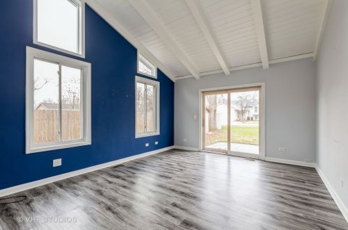 350 Charlotte Ave, Bull Valley, IL 60014-5159