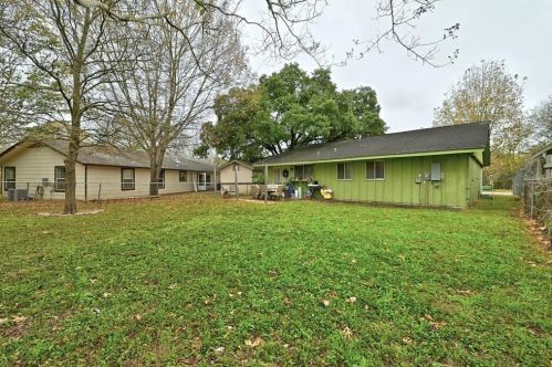 2518 Bitter Crk Dr, Austin TX 78744-5211 exterior