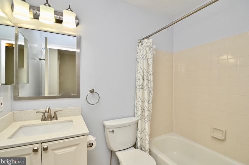 5648 Ridge View Dr, Alexandria VA  22310-1467 exterior