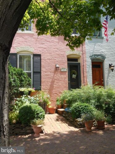 325 Royal St, Alexandria VA  22314-2628 exterior