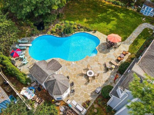 32 Pheasant Run Ln, Huntington Station NY 11746-8142 exterior