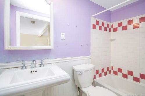 18 Grv St, Enfield CT 06082-4755 exterior