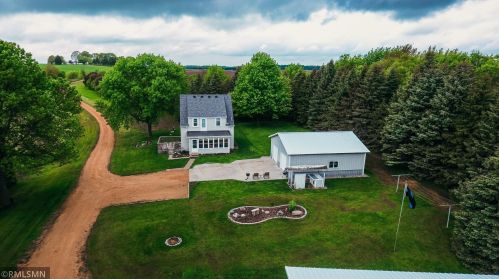 8985 Laketown Rd, Chaska, MN 55318-9404