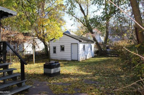 1224 Sherman St, Grand Rapids MI 49506-2611 exterior